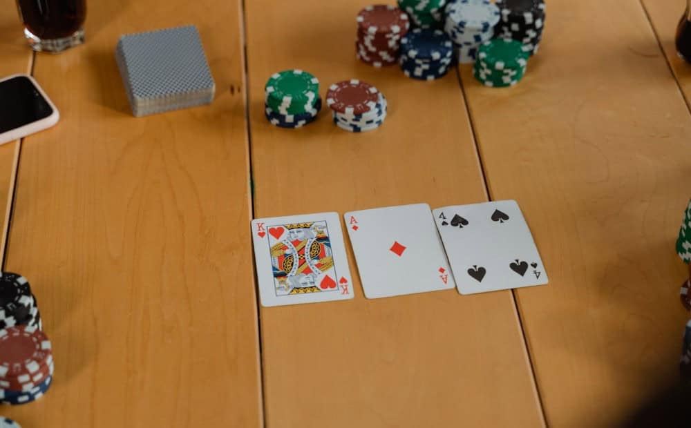 So sánh luật chơi bài cào truyền thống và bài cào online chi tiết