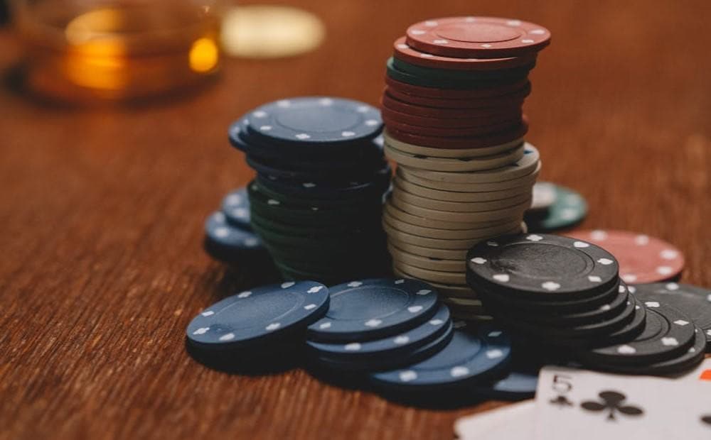 Giải thích thuật ngữ poker cơ bản người mới cần hiểu đúng chơi đúng